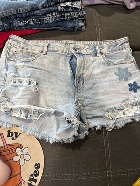 American Eagle Light Blue Distressed Denim Shorts with Floral Applique - Women